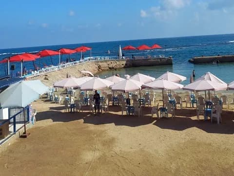 شاطئ في الحي في الصيف